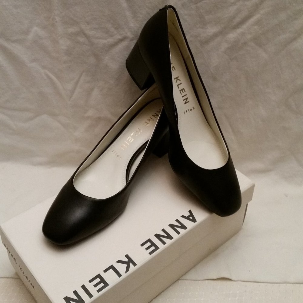 Women's size 9 Anne Klein Black Leather Whisp Block Heels- 319WC